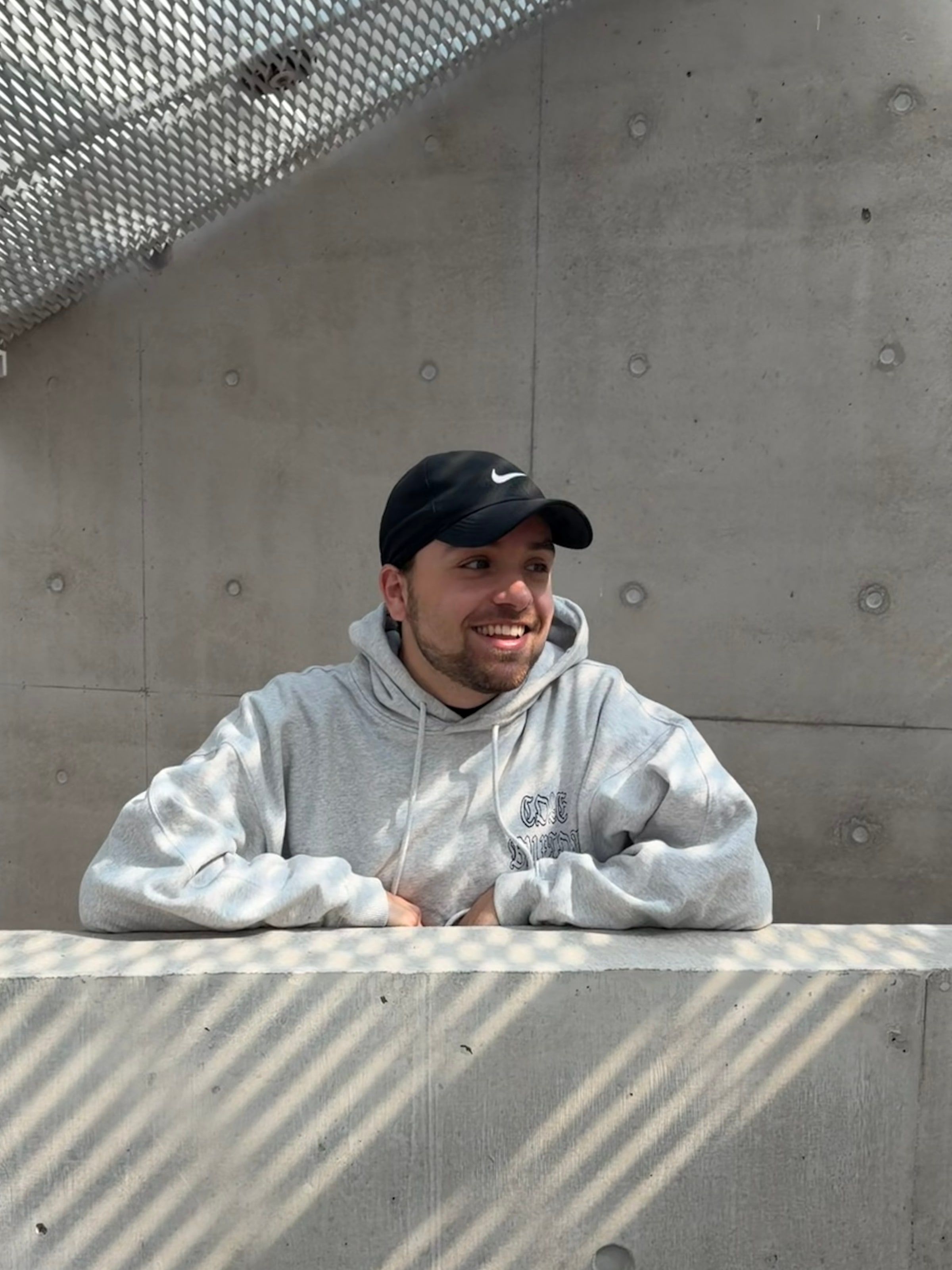 Will leaning on a concrete ledge